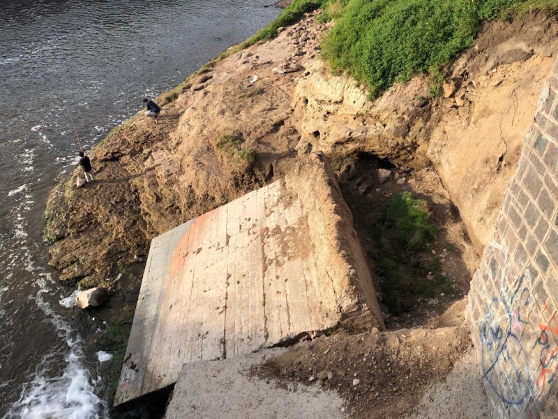 Por qu se cay el muro sobre el puente de la Hornos?